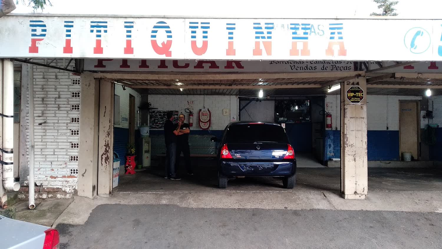 Fachada da Piticar com três boxes de atendimento