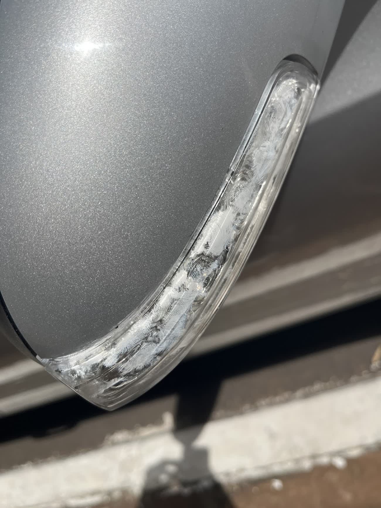 Friso de para-brisa polido na lataria de um carro