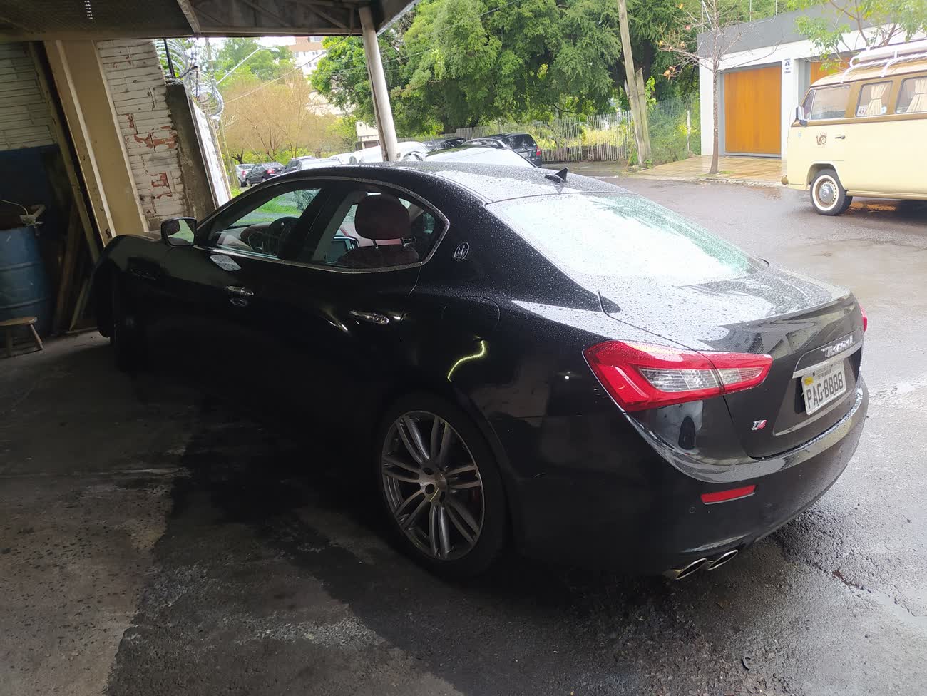 Carro estacionado no pátio da oficina